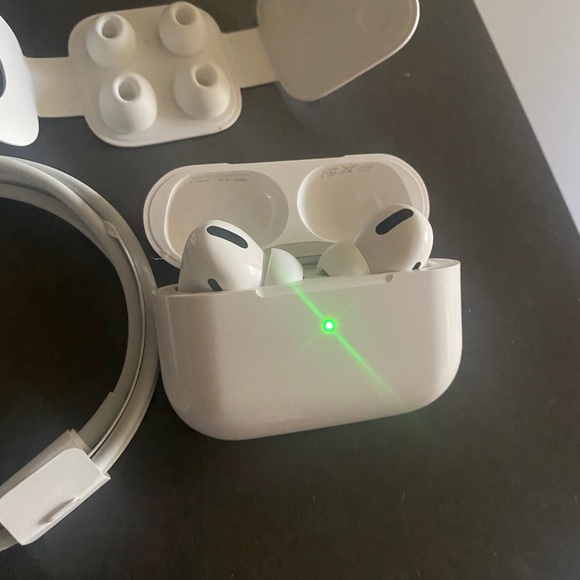 AirPod pro - Picture 2 of 3